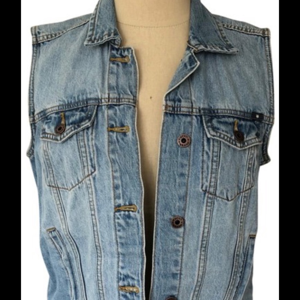 Lucky Brand
Blue Light Wash Classic Denim Vest